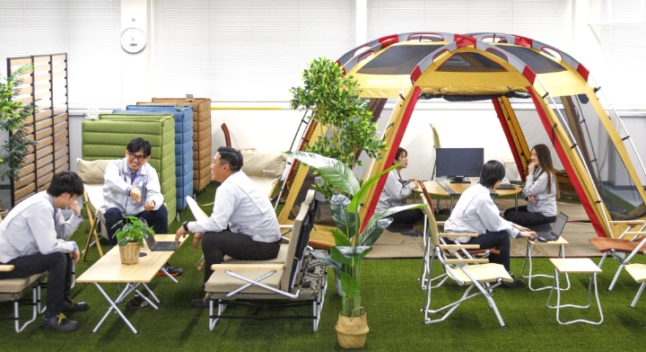 キャンプ道具を使用しているオフィスの様子