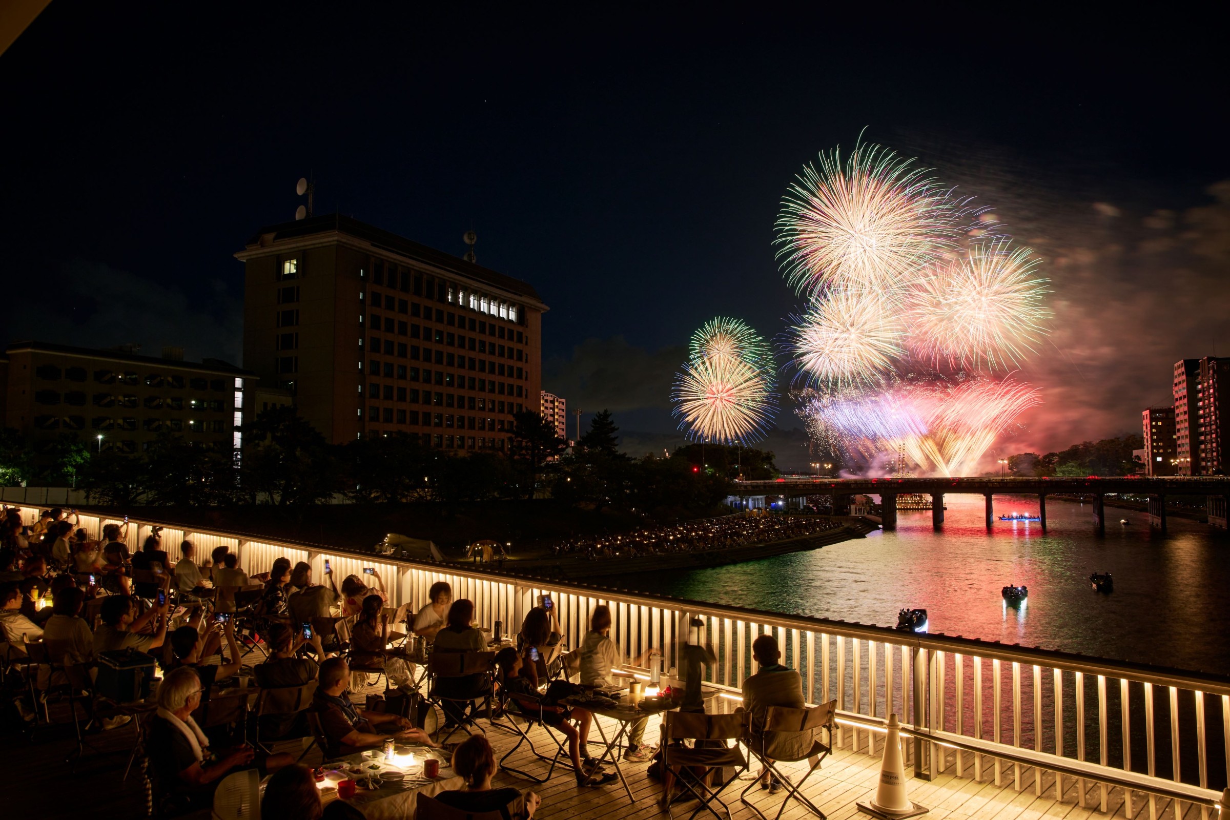 夏の風物詩を、スノーピークの特別な空間で。
地域住民がつながる、花火大会イベント