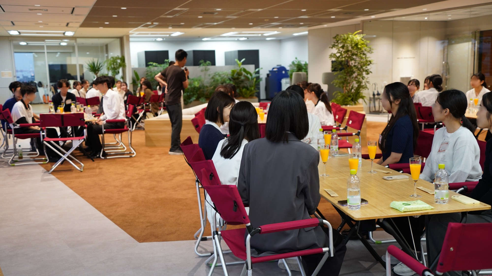 自然に集まり、自然に話す。オフィスが変えた人の距離感