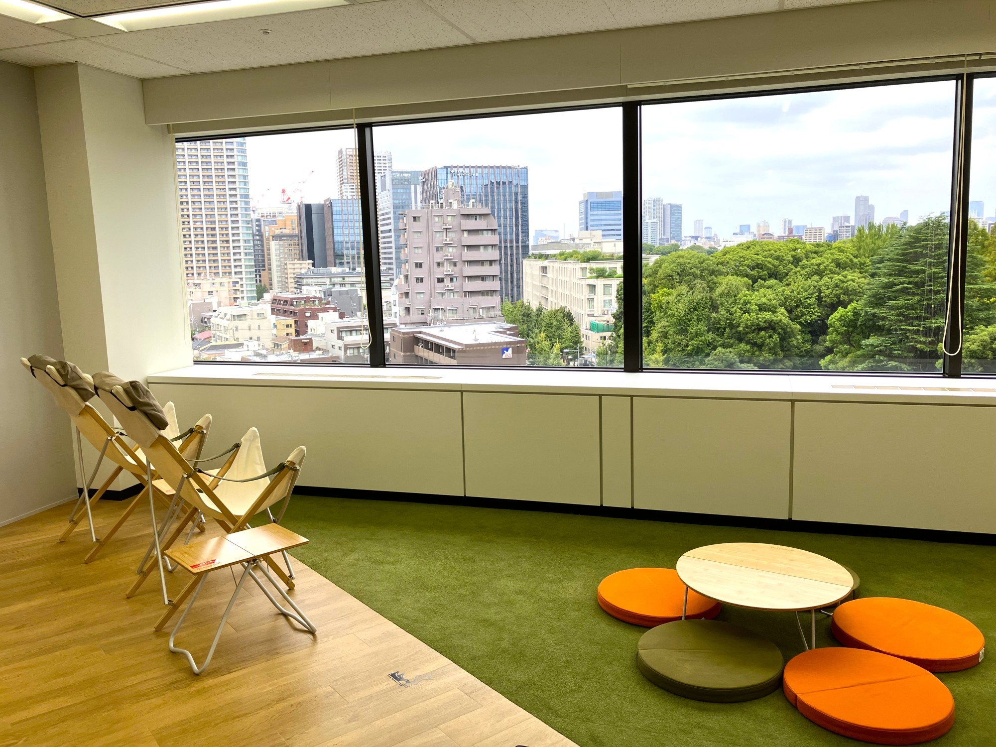 靴を脱いでくつろぐ、あそび心が息づく空間