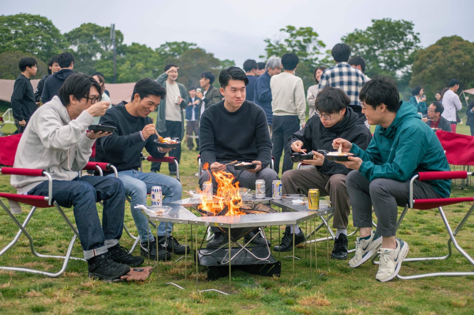 焚火と語らいが生む、心の距離の変化