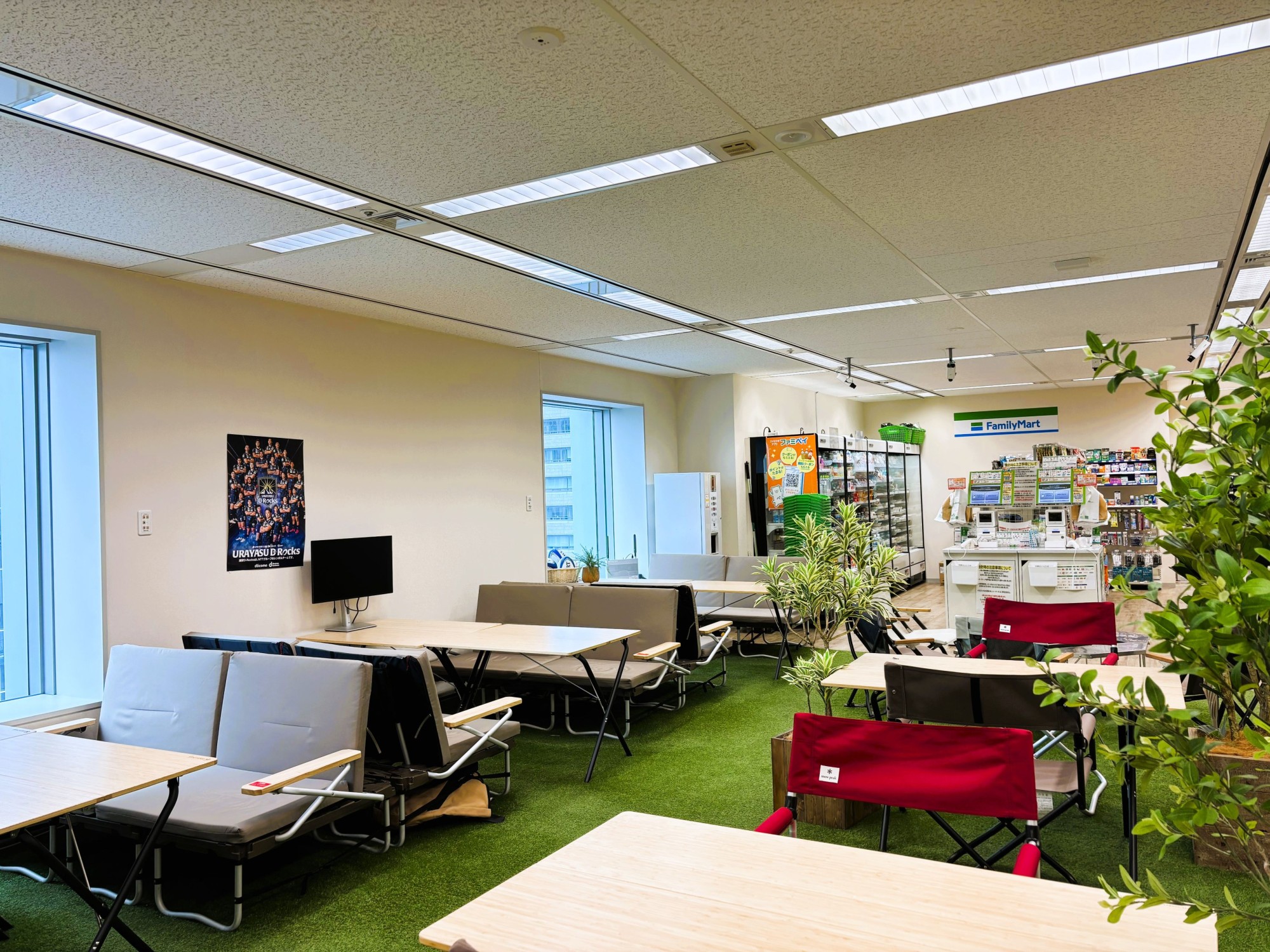 緑の芝とキャンプ用品が生んだ、オフィスの新しい風景