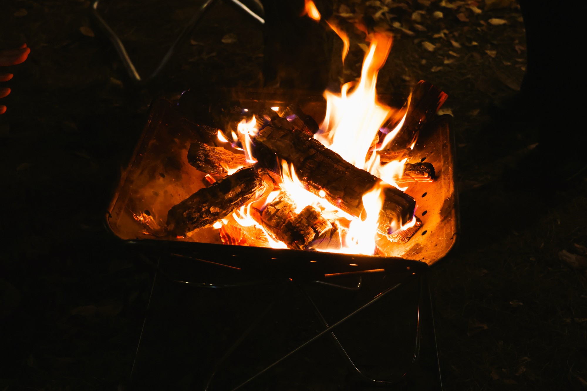 アウトドア研修導入の背景「焚火には、人を戻す力がある」