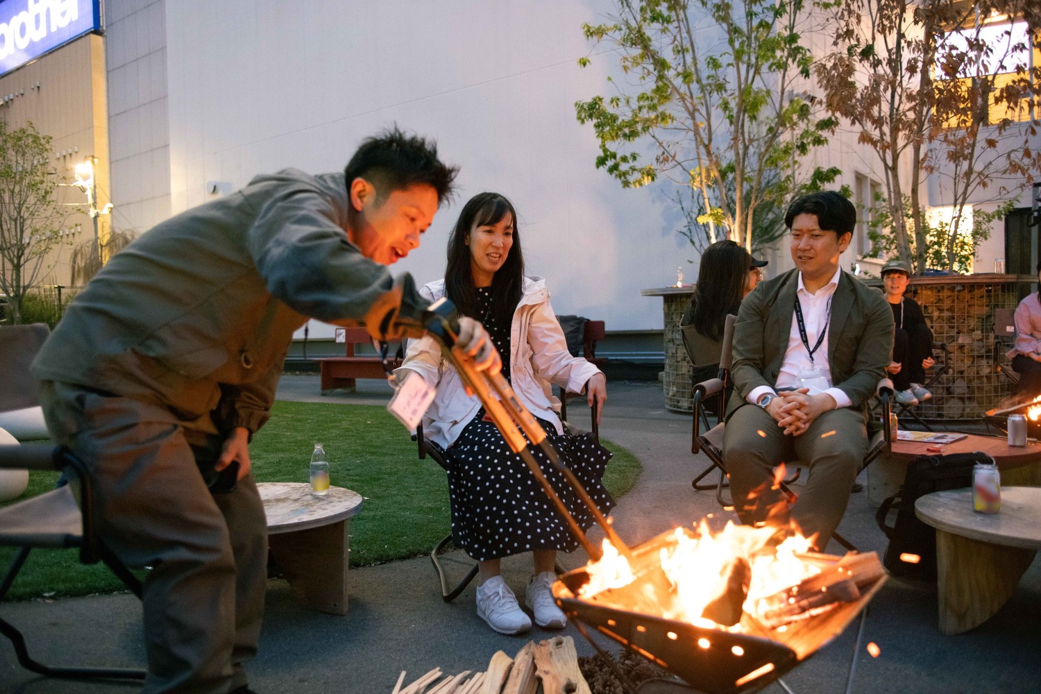 大手町の屋上農園で焚火を囲み、ビジネスの本音を語り、つながる都市対話イベント「Takibi Bar」キックオフ